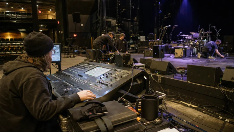 Técnico de sonido preparando un escenario para directo